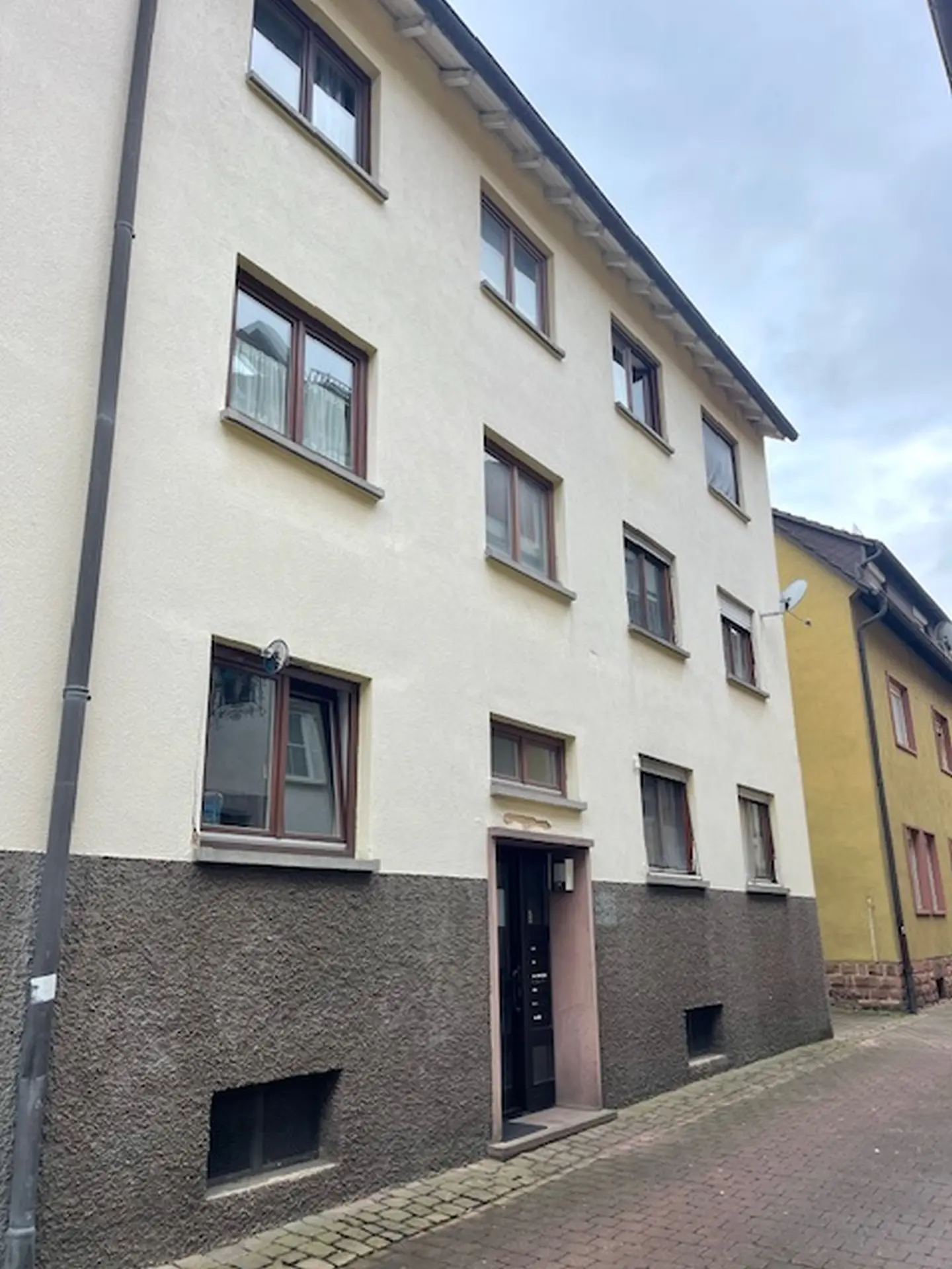 6 Parteien-Stadthaus in der Altstadt Eberbachs1 6 Parteien-Stadthaus in der Altstadt Eberbachs Anlageobjekt 5,5 bis 6,5 % Nettorendite